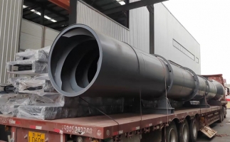 鋸末顆粒機裝車發(fā)貨，已做好安全防護